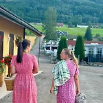 Idylliske Evjua Ved Mjosa Skreia