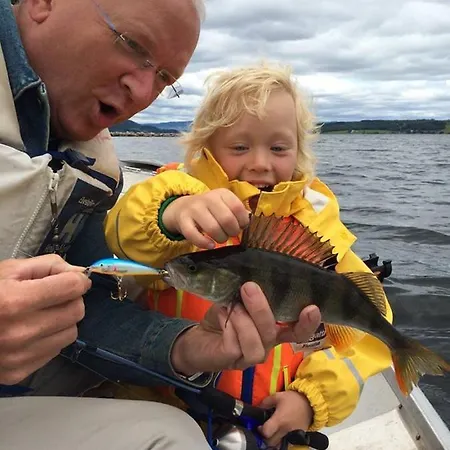 Idylliske Evjua Ved Mjosa Skreia