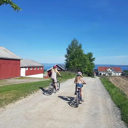 Idylliske Evjua Ved Mjosa Skreia