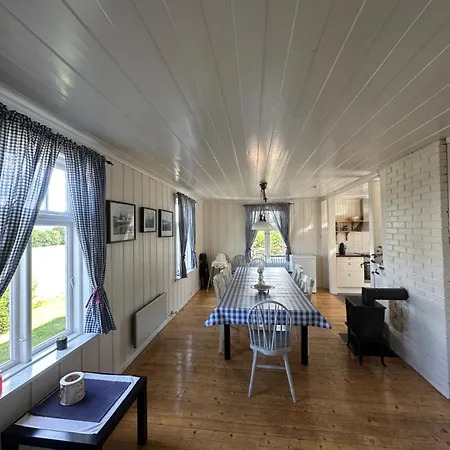 Idylliske Evjua Ved Mjosa