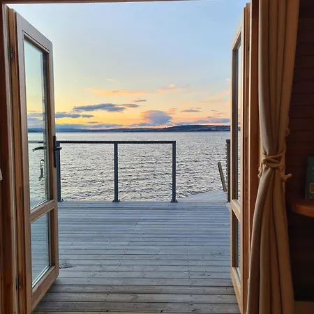 Idylliske Evjua Ved Mjosa