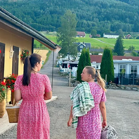Idylliske Evjua Ved Mjosa Skreia