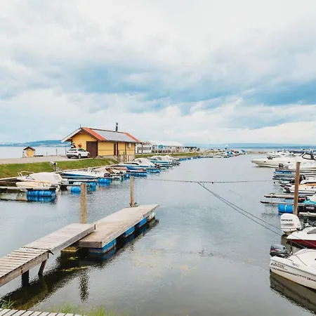 Idylliske Evjua Ved Mjosa Skreia