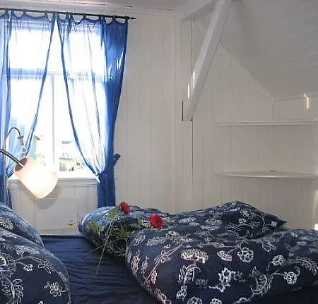 Idylliske Evjua Ved Mjosa Skreia