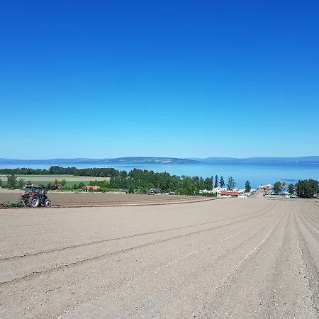 Idylliske Evjua Ved Mjosa *