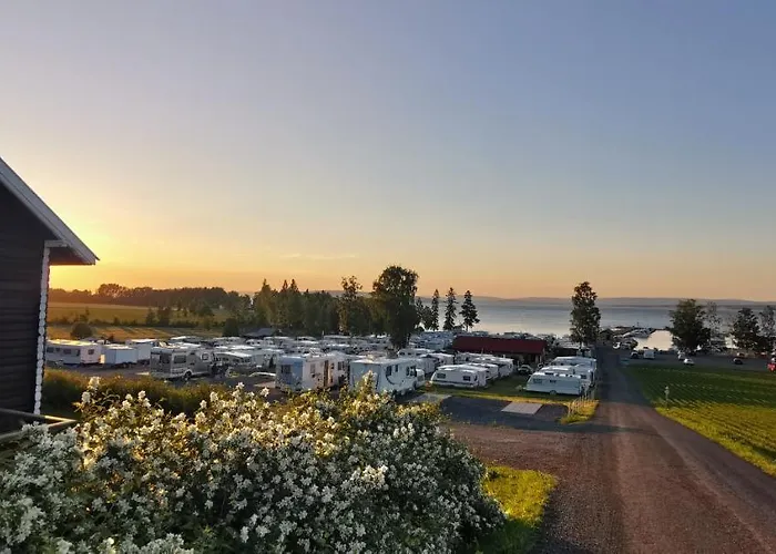 Idylliske Evjua Ved Mjosa Skreia