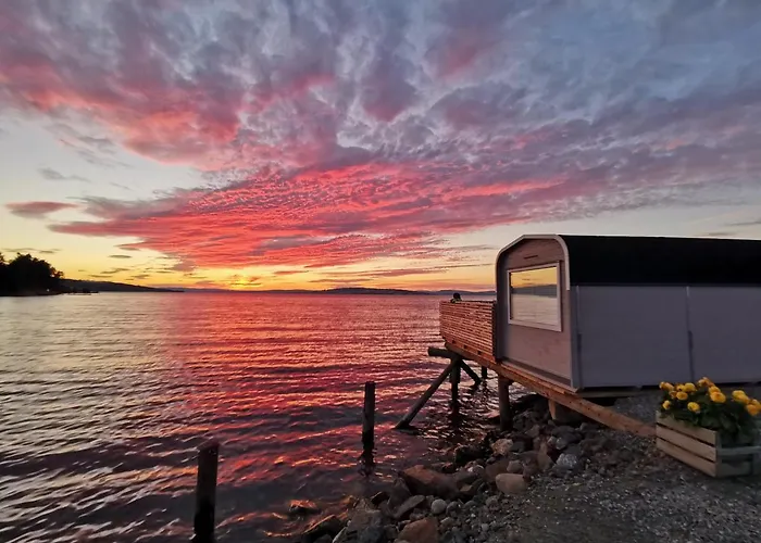 Idylliske Evjua Ved Mjosa Skreia