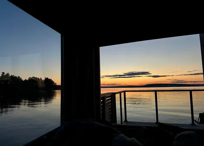 Idylliske Evjua Ved Mjosa Skreia