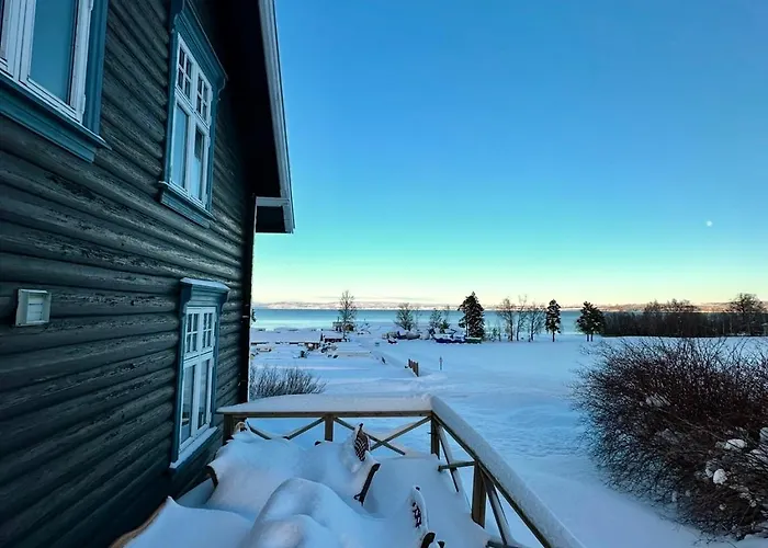 Idylliske Evjua Ved Mjosa *