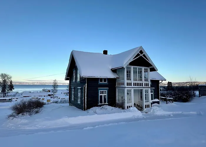 Idylliske Evjua Ved Mjosa Skreia