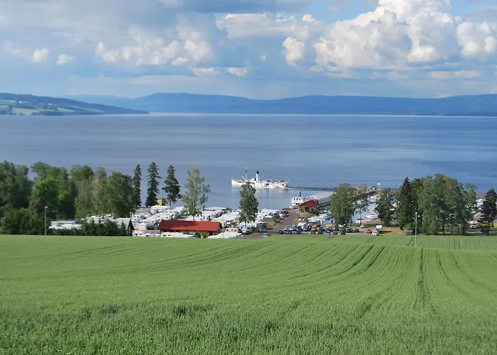 Idylliske Evjua Ved Mjosa Skreia