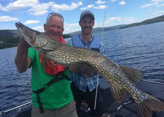 Idylliske Evjua Ved Mjosa Camping Skreia
