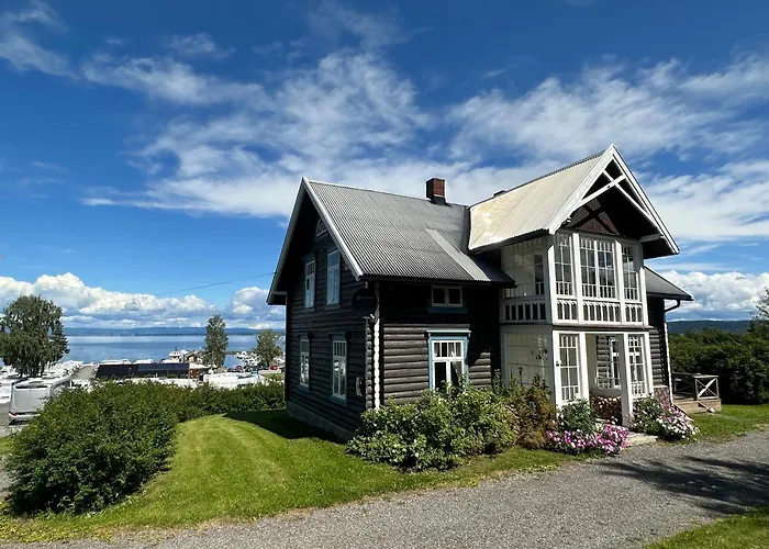 Idylliske Evjua Ved Mjosa Skreia