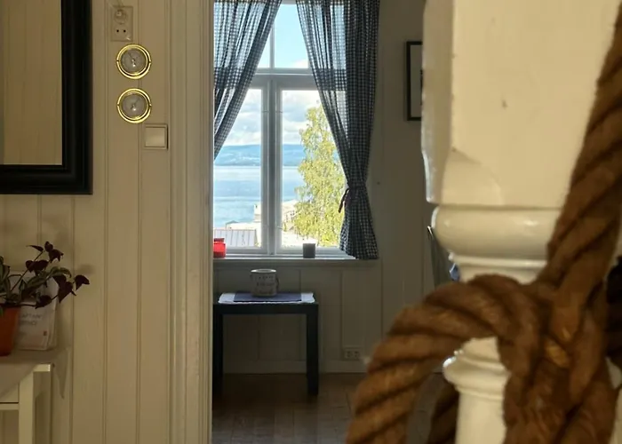 Idylliske Evjua Ved Mjosa Camping Skreia