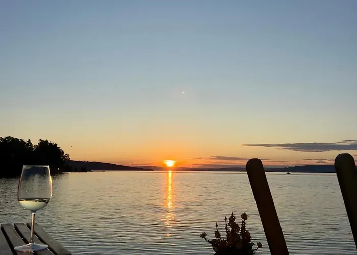 Idylliske Evjua Ved Mjosa Camping Skreia