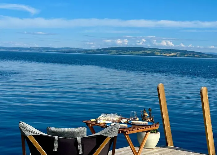 Idylliske Evjua Ved Mjosa Camping Skreia