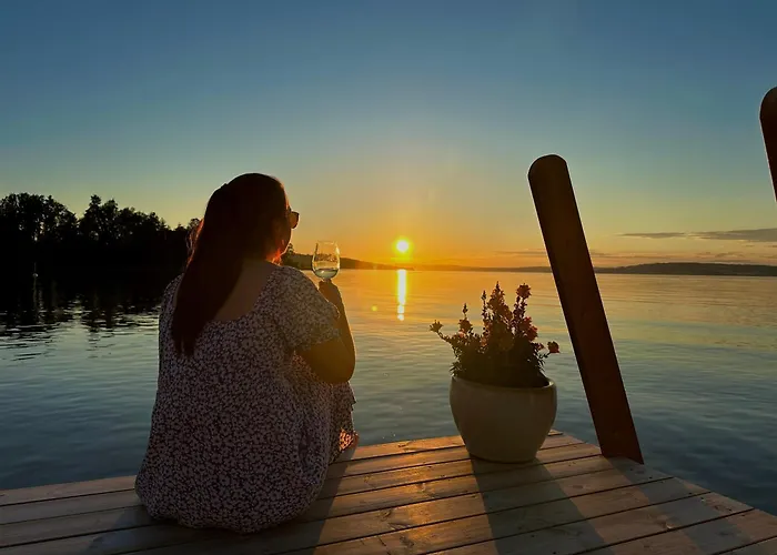 Idylliske Evjua Ved Mjosa *