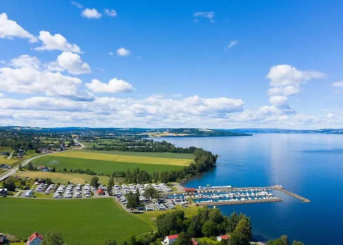Idylliske Evjua Ved Mjosa