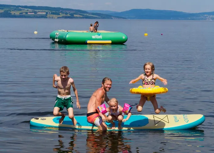 Idylliske Evjua Ved Mjosa Camping Skreia